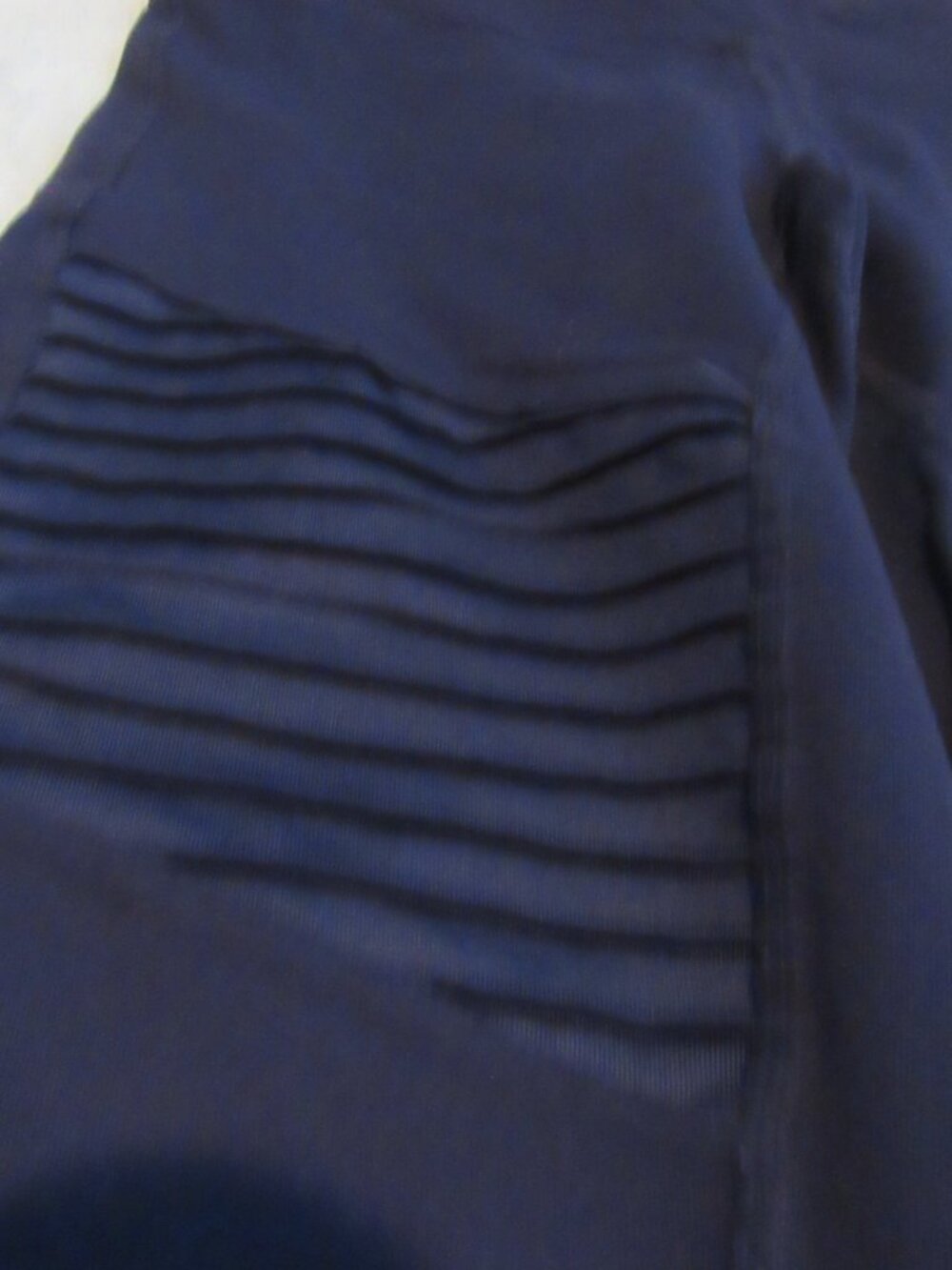 ALO Yoga Navy Leggings with Pleated Side Detail - Picture 6 of 16